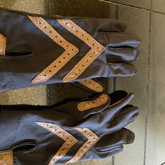 Fashionable Warm Gloves by Isotoner - Picture 1 of 8